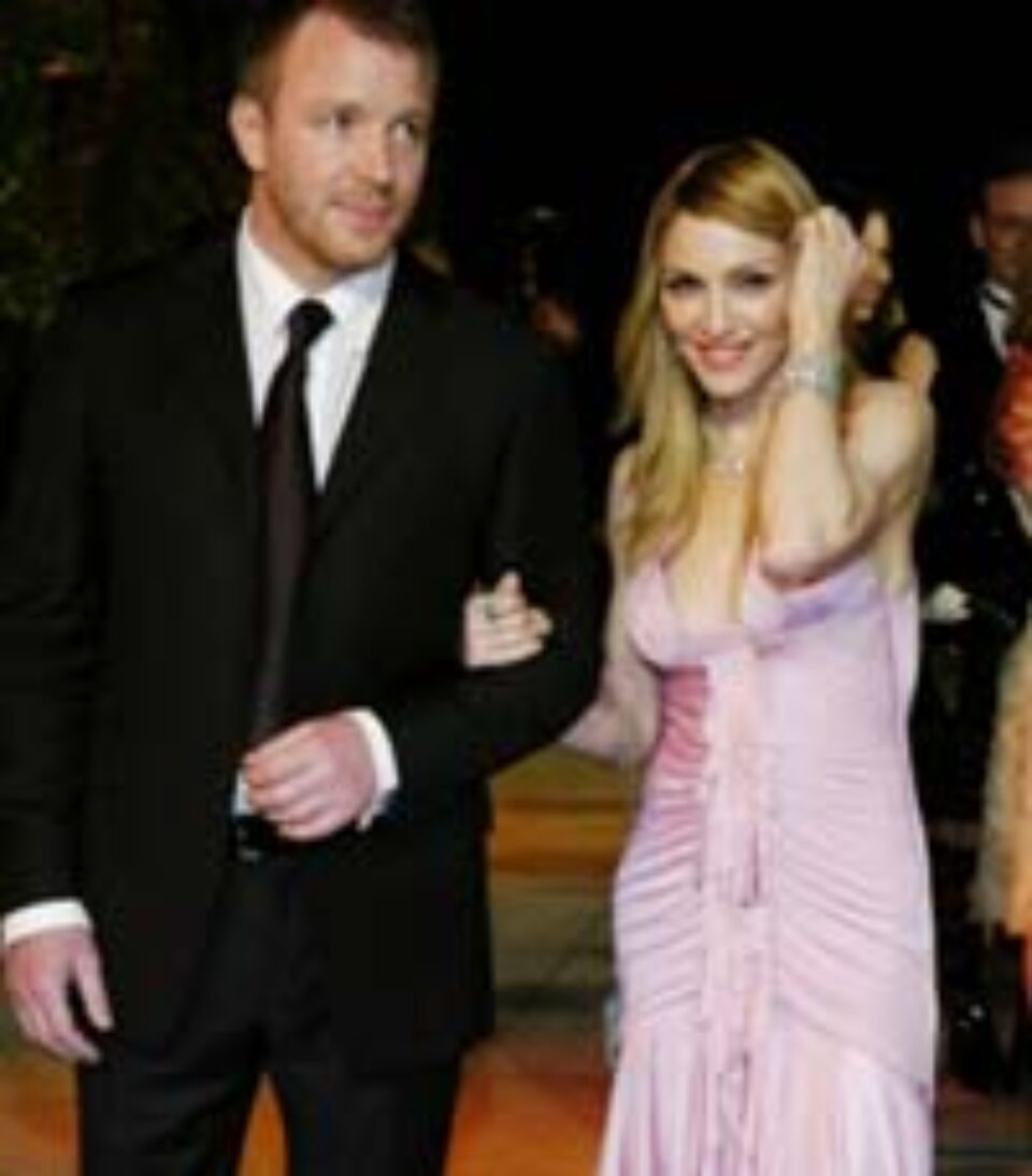 Regizorul britanic Guy Ritchie este căsătorit cu nimeni alta decât „regina muzicii pop”, Madonna