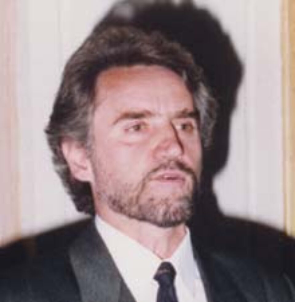 Pumni și înjurături între oamenii de cultură după un șpriț prelungit