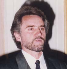 Pumni și înjurături între oamenii de cultură după un șpriț prelungit