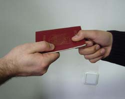 Doi polițiști, într-o rețea de falsificatori de pașapoarte