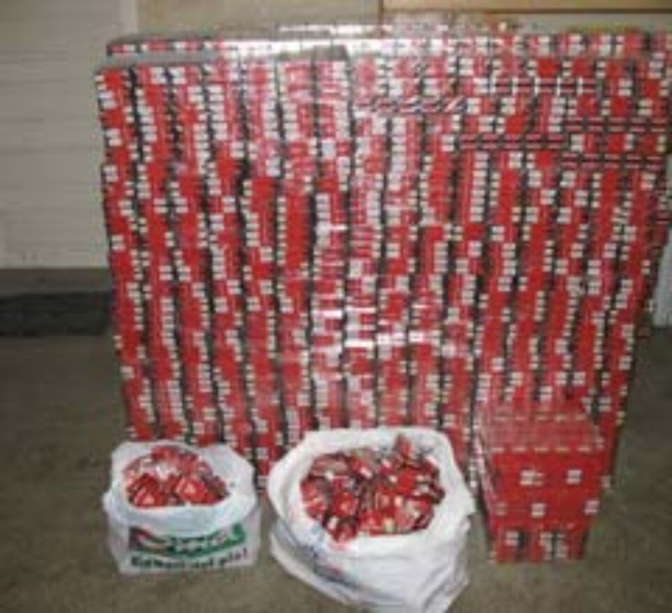 Aproape 12.000 de pachete cu țigări de contrabandă, confiscate de polițiști