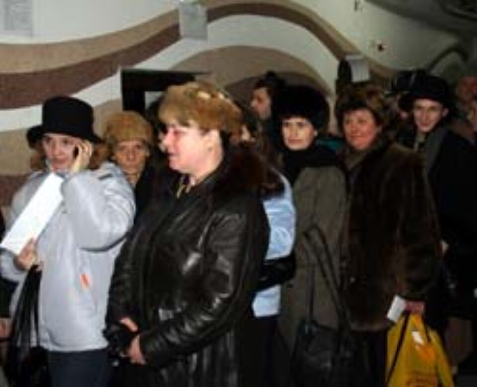 Angajatorii din județ, revoltați că lunar sunt nevoiți să stea la cozi la CAS