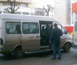 Maxi-taximetriștii suceveni contestă organizarea unei noi licitații