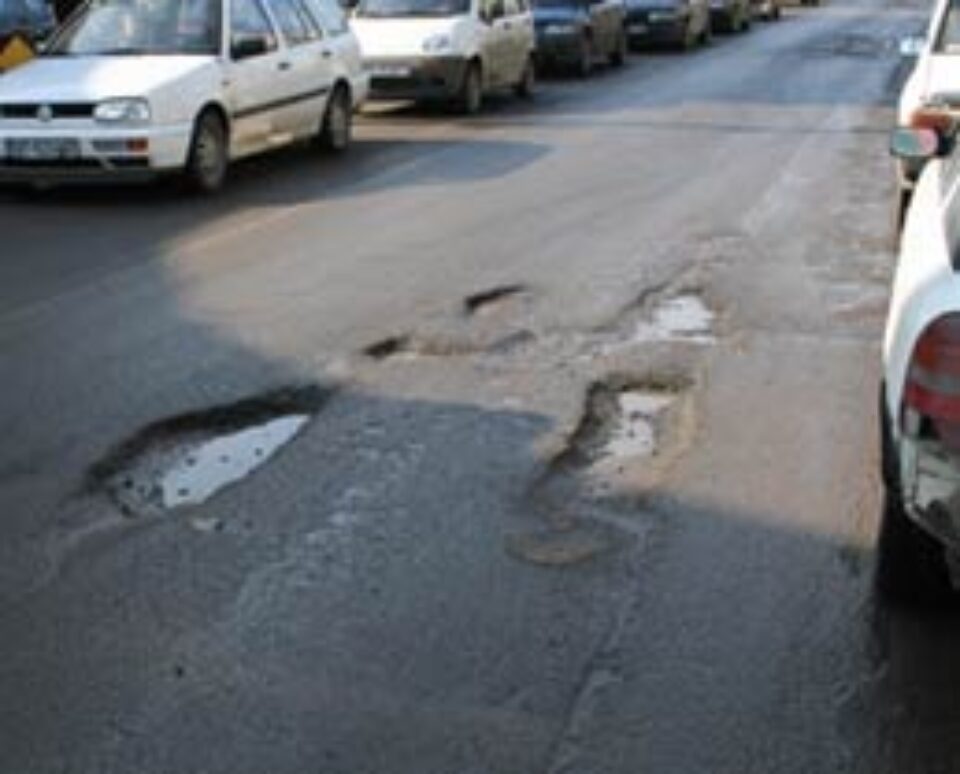 Gropile din șosele – coșmarul șoferilor suceveni Gropile din șosele – coșmarul șoferilor suceveni