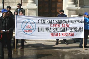 O „mână” de sindicaliști suceveni au pichetat Prefectura Suceava