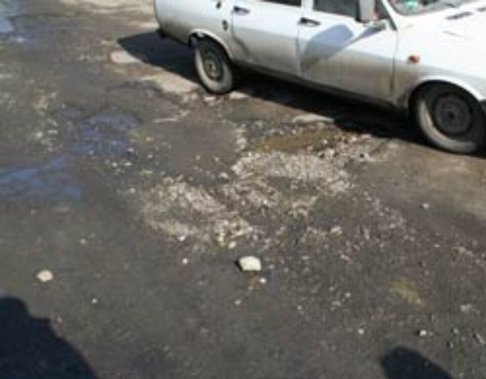 Gropile din șosele – coșmarul șoferilor suceveni