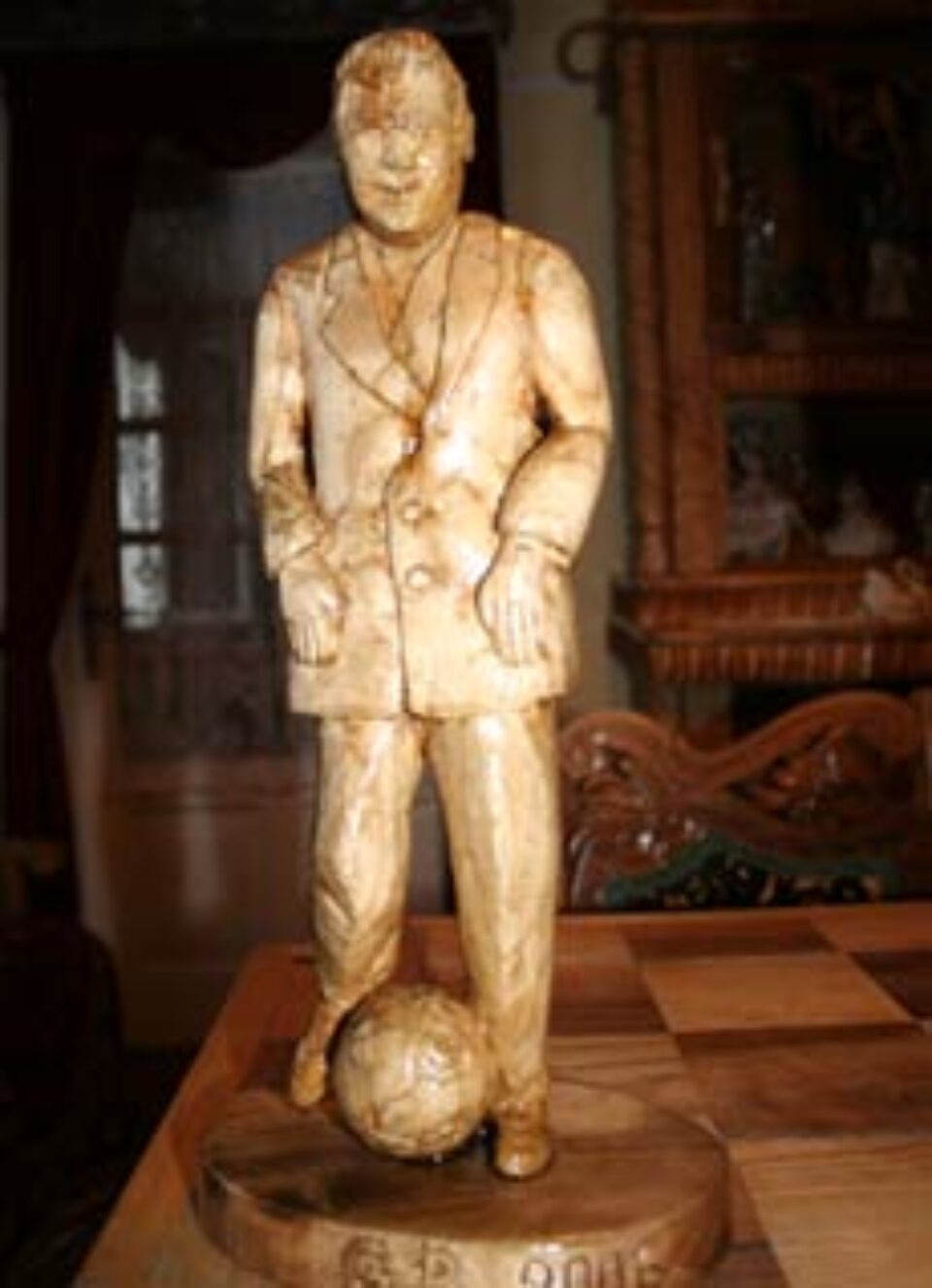 Statuie și cupă pentru Gigi Becali Statuie și cupă pentru Gigi Becali