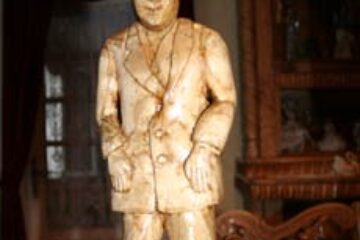 Statuie și cupă pentru Gigi Becali