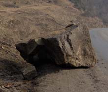 Un bolovan de 3 tone s-a prăvălit pe DN17