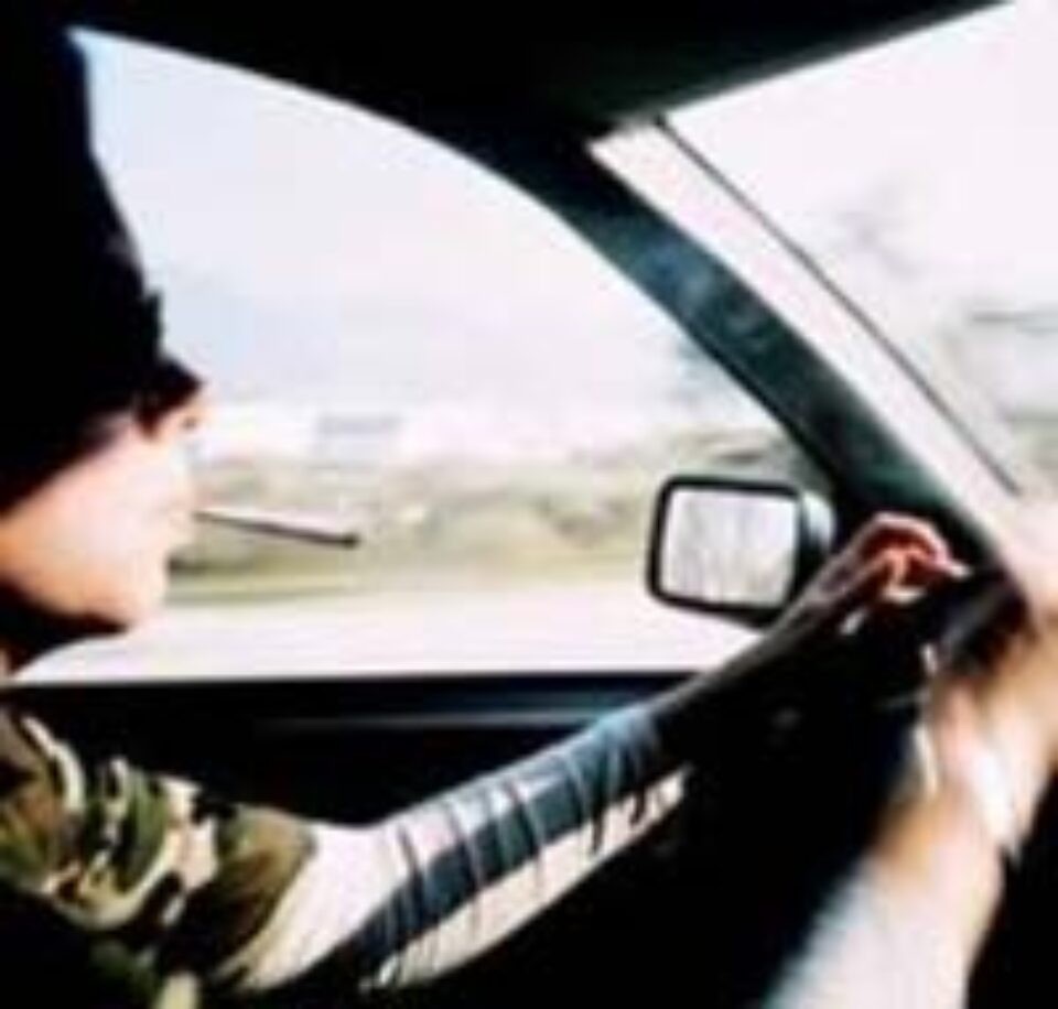 Aproape 7 milioane de lei amendă pentru un muc de țigară aruncat de șoferi pe geam