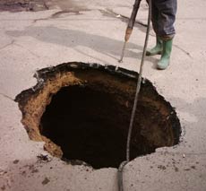 Groapă adâncă de trei metri pe o stradă din centrul Sucevei