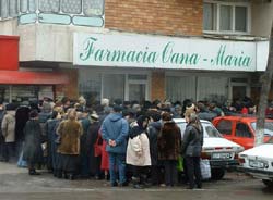 Sute de pensionari s-au îmbulzit sâmbătă la farmacii, pentru compensate