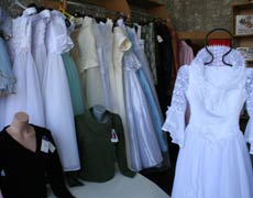 Haine de blană, rochii de mireasă şi tot soiul de articole de îmbrăcăminte, la preţuri mult sub cele de pe piaţă