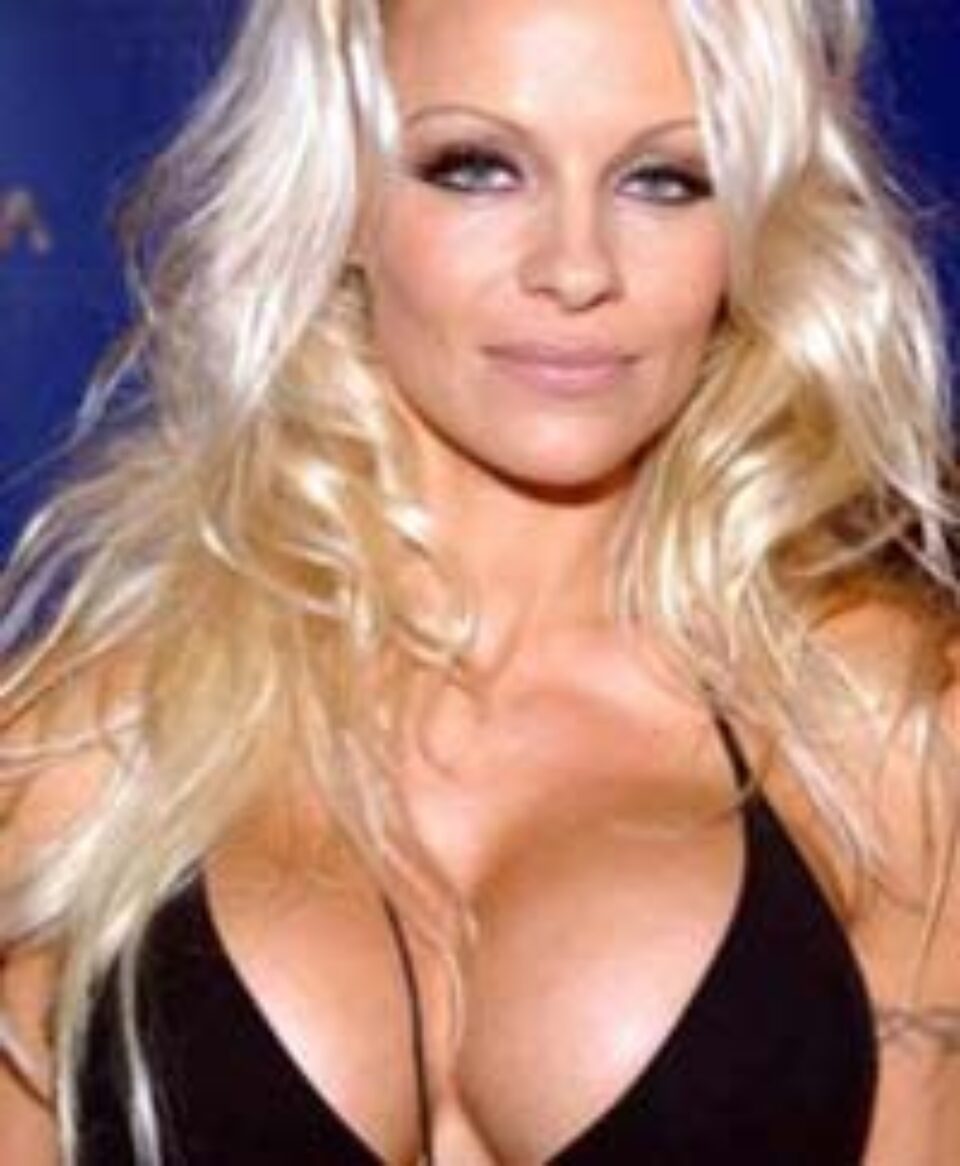 Sâni a la Pamela Anderson de la un doctor obsedat