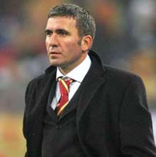 Hagi se joacă de-a demisia