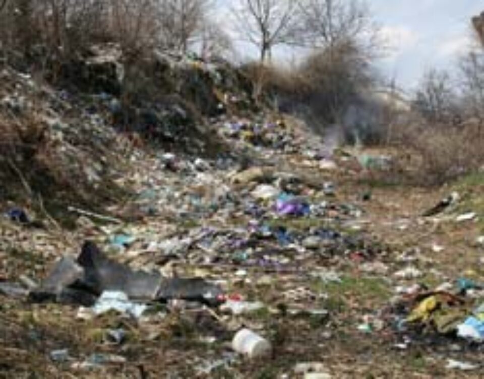 Gunoi in spatele Serviciului de Pasapoarte