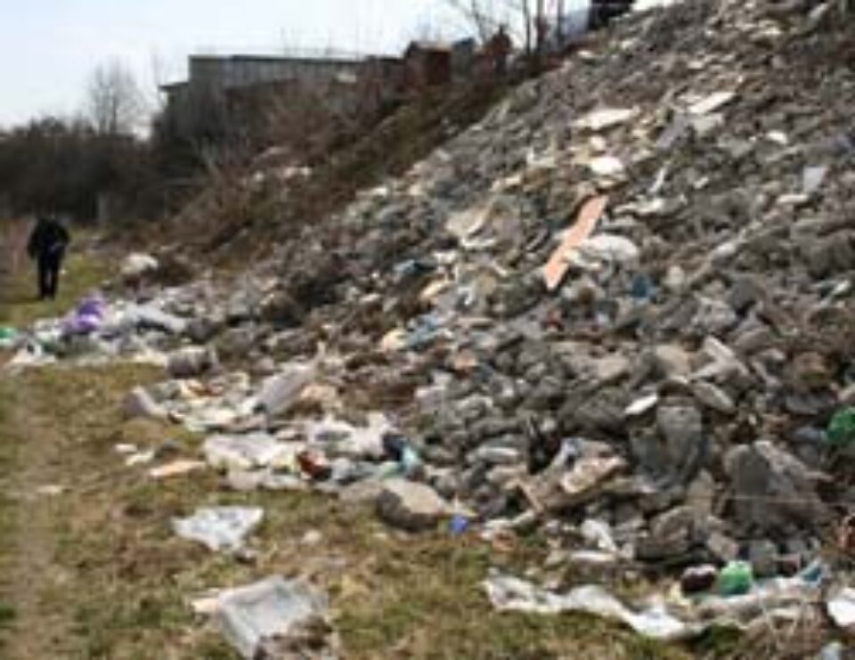 Gunoi in apropierea Pietei Mari 3