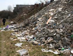 Gunoi in apropierea Pietei Mari 3