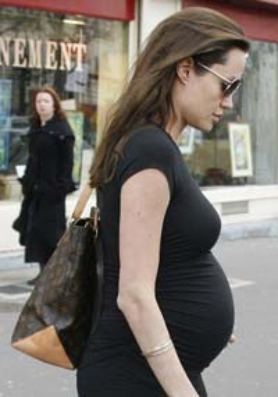 Dilema Angelinei Jolie: bebelușul se va naște în Africa sau în Franța?