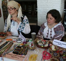 Elena Gheorghian executa coliere si bratari din margele colorate