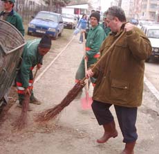 Programul de curățenie în cartiere i-a lăsat “reci” pe suceveni