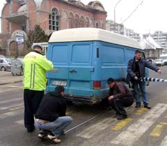 Femeie accidentată grav de o dubiță pe trecerea de pietoni