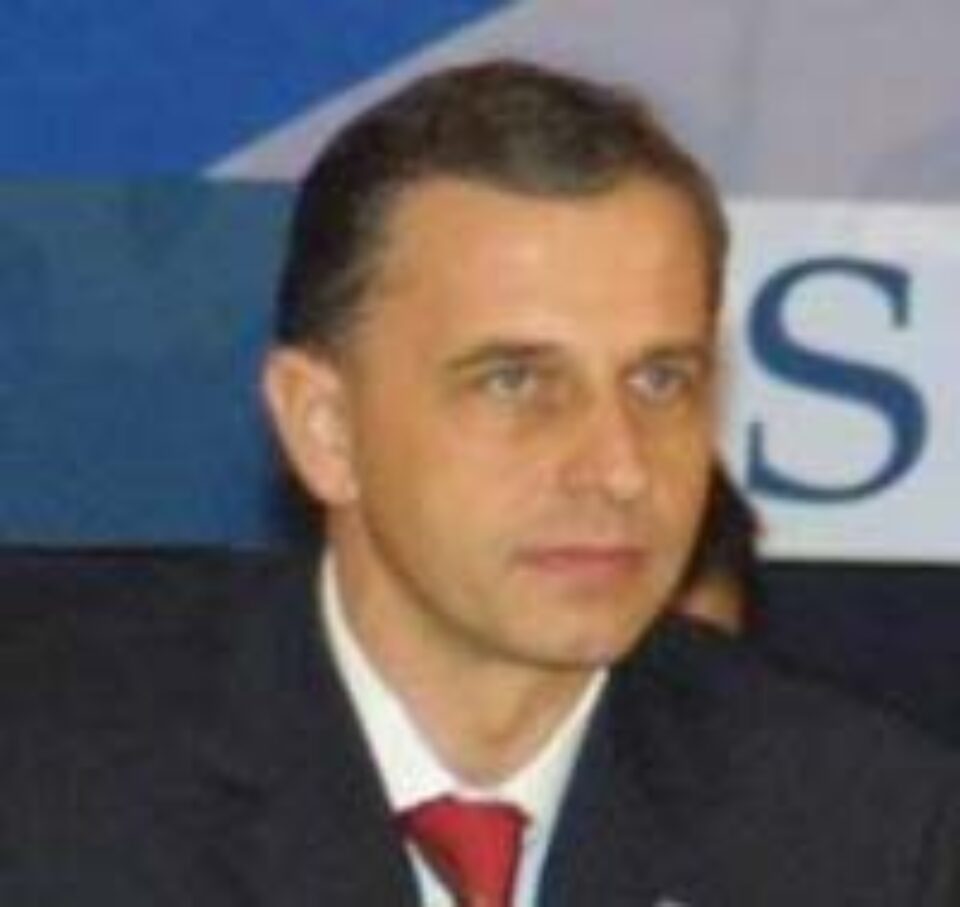 Geoană către lideri de filiale: Nu deveniți „un fel de Băsescu sau Becali" Geoană către lideri de filiale: Nu deveniți „un fel de Băsescu sau Becali"