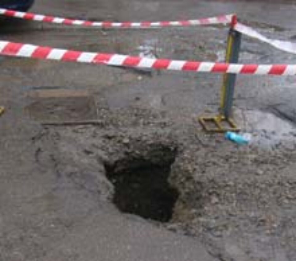 Groapă de 3 metri “săpată” de ploaie în mijlocul șoselei Groapă de 3 metri “săpată” de ploaie în mijlocul șoselei