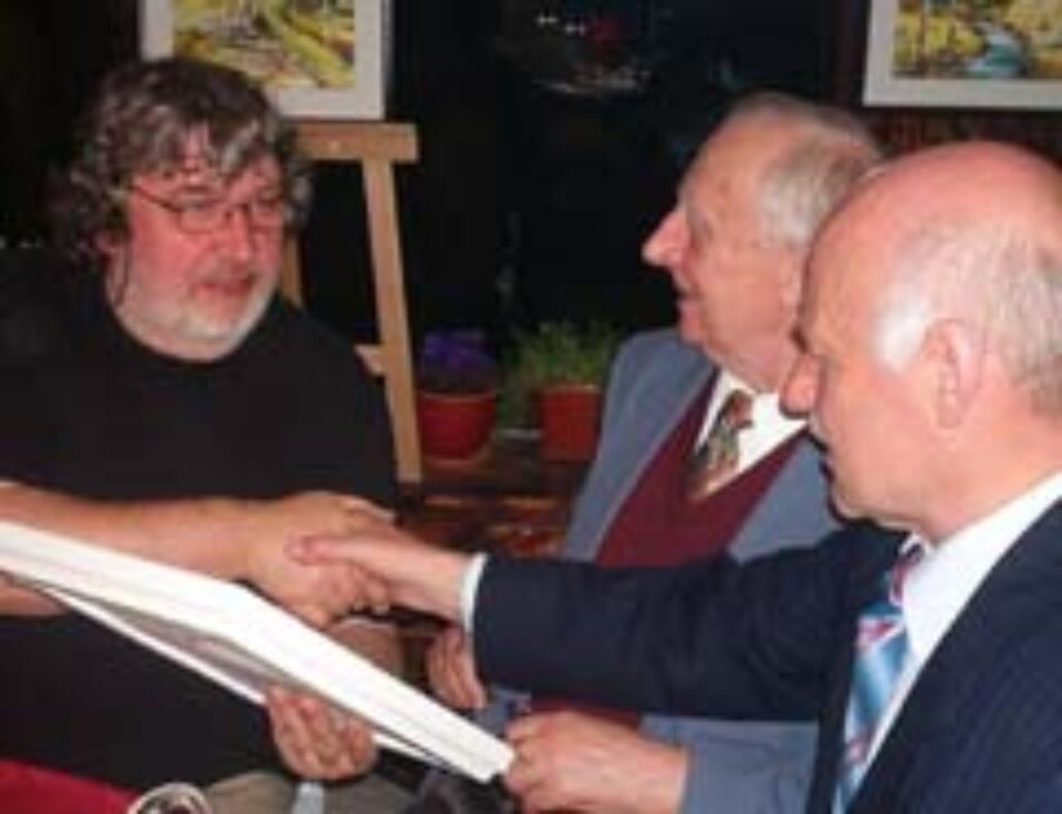 Andrei Igant (pictorul Radu Bercea la mijloc) primind în dar un tablou de la prof. Ioan Bodnar Andrei Igant (pictorul Radu Bercea la mijloc) primind în dar un tablou de la prof. Ioan Bodnar