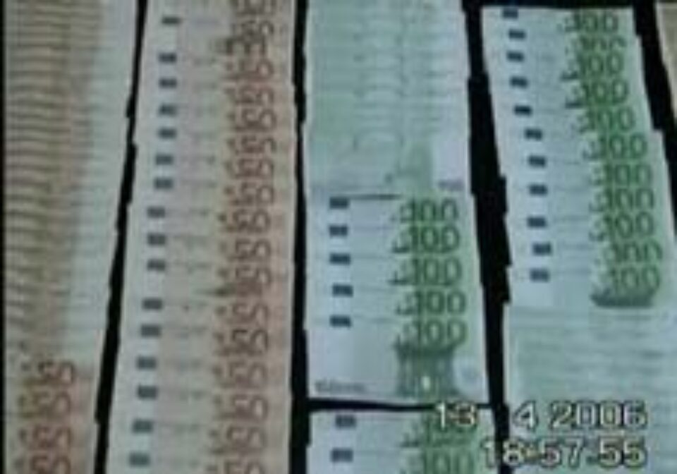 Prinși în timp ce încercau să vândă aproape 20.000 de euro falși Prinși în timp ce încercau să vândă aproape 20.000 de euro falși