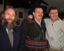Mircea Dăneasă, Corneliu Petreanu (cu suman bucovinean) şi Mihai Pânzaru PIM