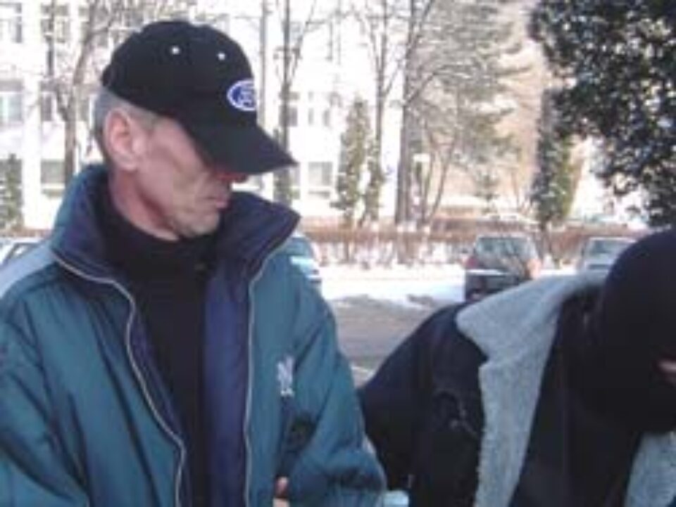 Droguri date polițiștilor pentru un pașaport Droguri date polițiștilor pentru un pașaport