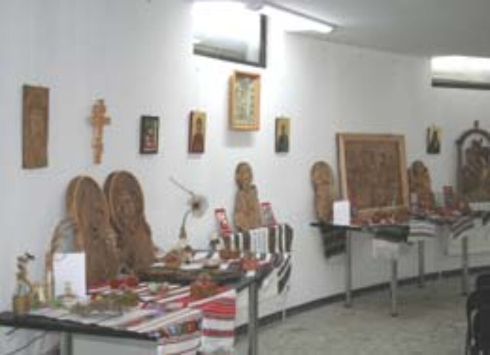 Muzică religioasă, icoane și ouă încondeiate, la sala „In Memoriam” a Bisericii „Nașterea Maicii Domnului” Muzică religioasă, icoane și ouă încondeiate, la sala „In Memoriam” a Bisericii „Nașterea Maicii Domnului”