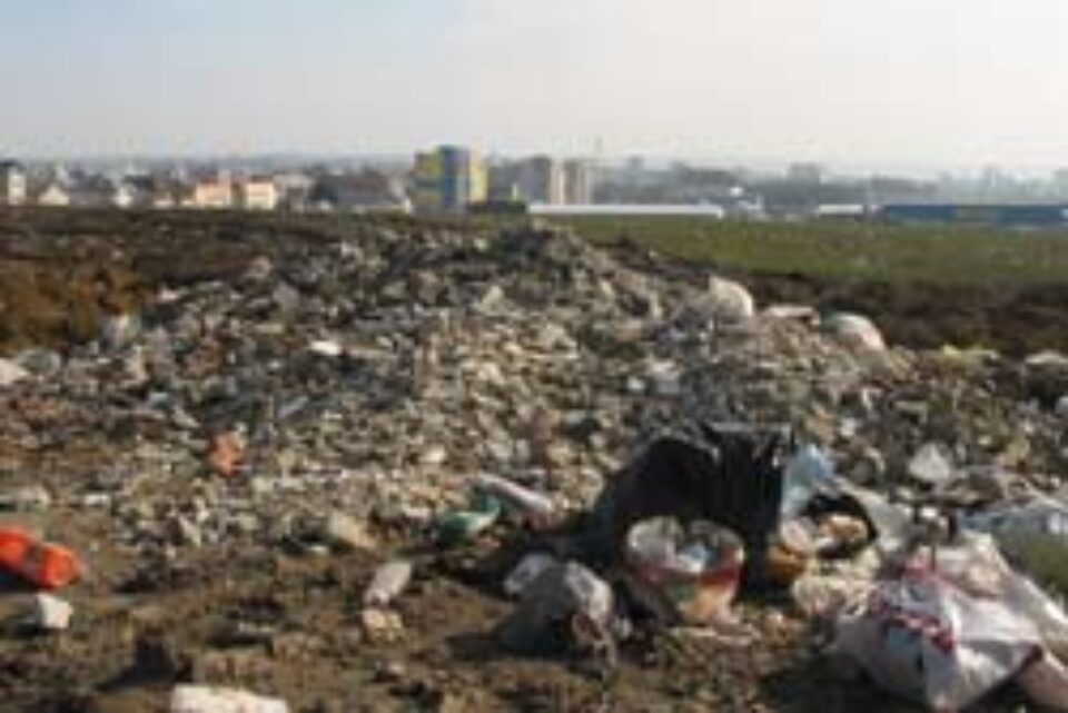 Groapă de gunoi pe terenurile de zeci de miliarde de la Metro Groapă de gunoi pe terenurile de zeci de miliarde de la Metro