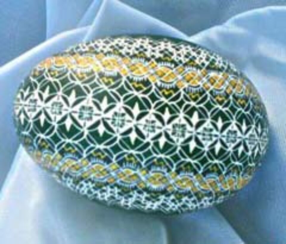 O încondeietoare din Moldovița, premiată la Expoziția internațională de ouă decorate din Franța