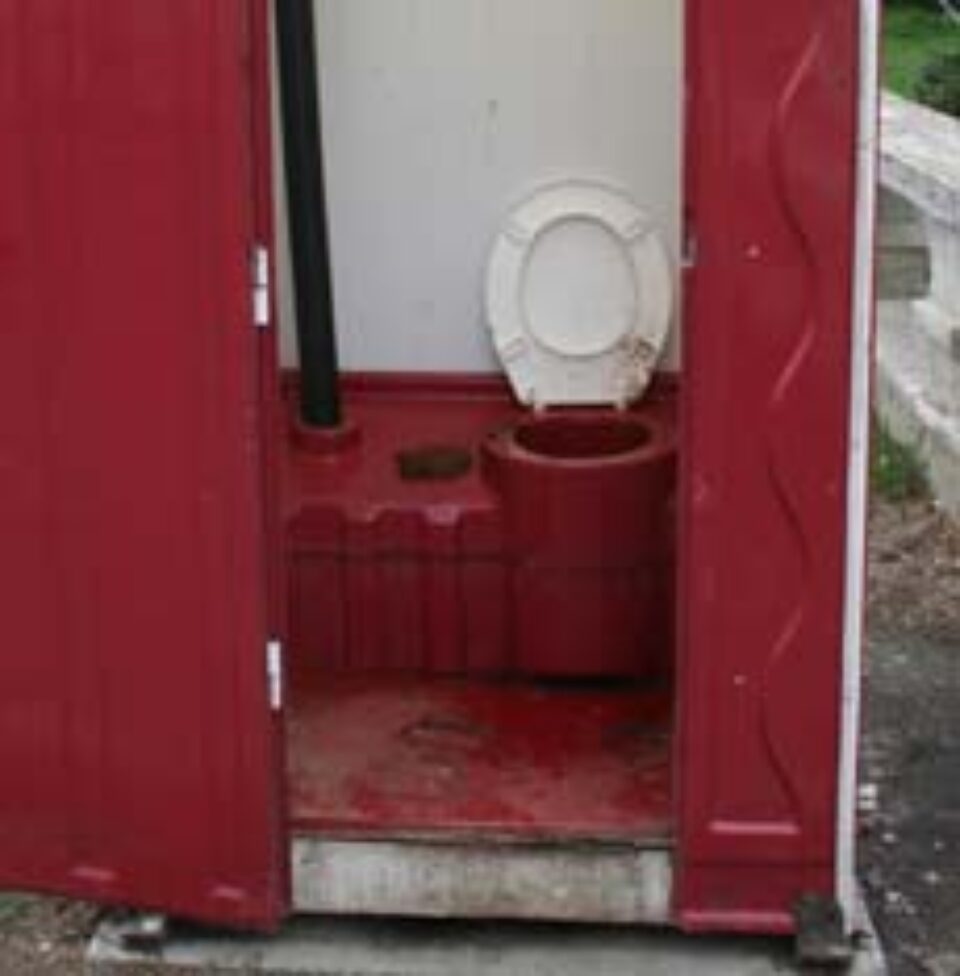 Toaletele ecologice, focare de infecții pentru suceveni