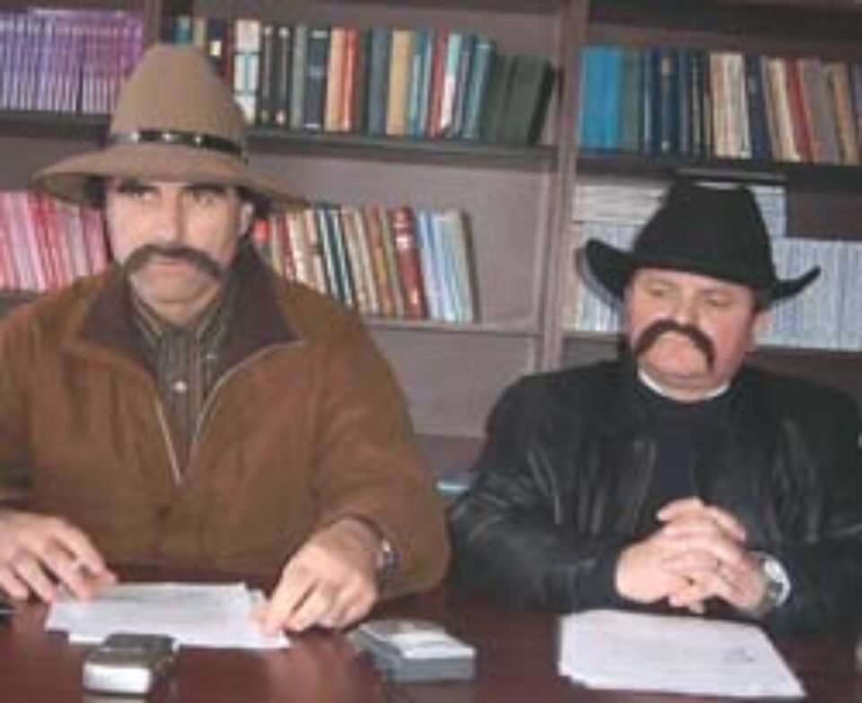 Directorul executiv al DVSA Suceava – doctor Petrea Dulgheru, şi şeful Serviciului Inspecţie şi Control – doctor Vasile Semeniuc, şi-au pus pălării şi mustăţi false aduse de la Teatrul „Mihai Eminescu” Bot Directorul executiv al DVSA Suceava – doctor Petrea Dulgheru, şi şeful Serviciului Inspecţie şi Control – doctor Vasile Semeniuc, şi-au pus pălării şi mustăţi false aduse de la Teatrul „Mihai Eminescu” Bot