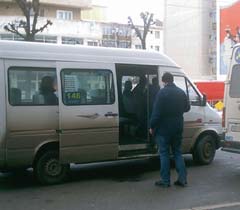 Încă o lună de haos în transportul cu maxi-taxi