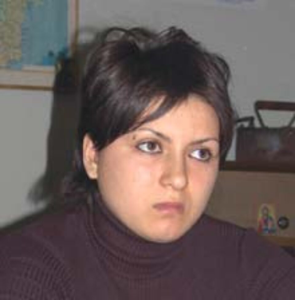 Alina Maria B. a fost surprinsă la câteva minute după ce furase mai multe articole de îmbrăcăminte dintr-un magazin rădăuţean Alina Maria B. a fost surprinsă la câteva minute după ce furase mai multe articole de îmbrăcăminte dintr-un magazin rădăuţean