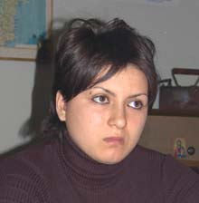 Alina Maria B. a fost surprinsă la câteva minute după ce furase mai multe articole de îmbrăcăminte dintr-un magazin rădăuţean