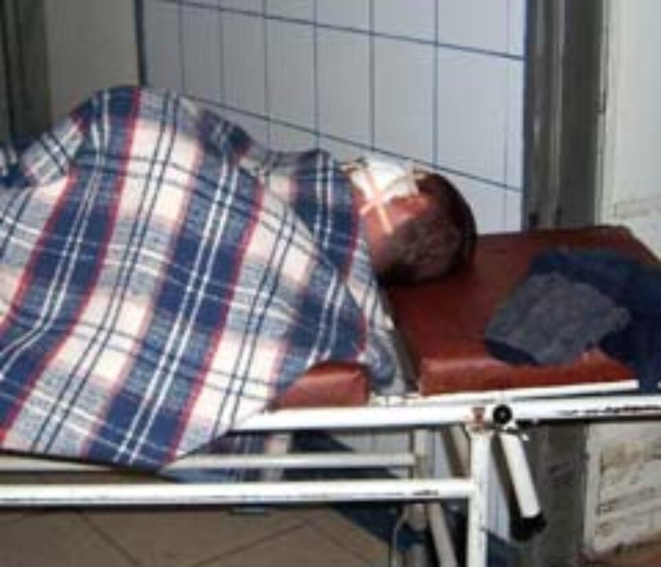 Trei tineri beți, scăpați ca prin minune dintr-un autoturism în flăcări