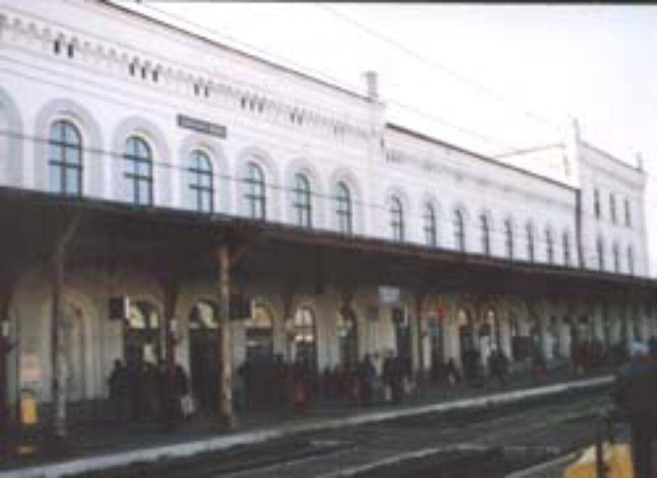 Prinși cu marfă de contrabandă pe peronul gării Ițcani