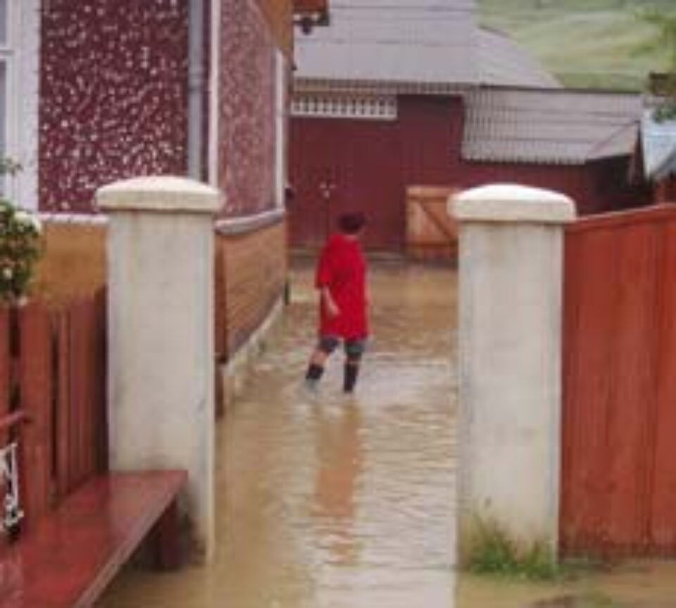 Zeci de localități sucevene riscă să fie inundate la prima viitură