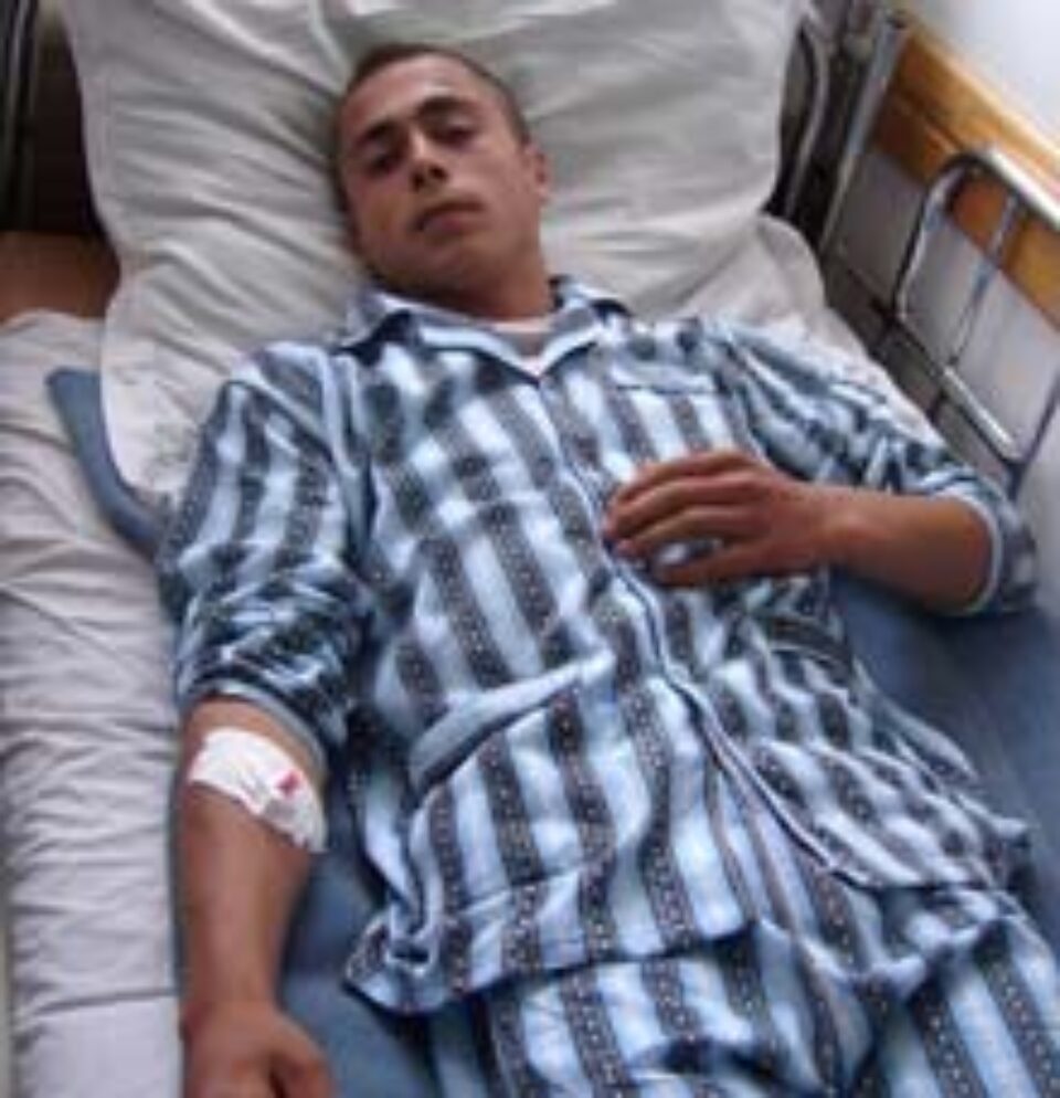 Bătuți cu bâte și amenințați cu săbii, la comanda unei tinere geloase