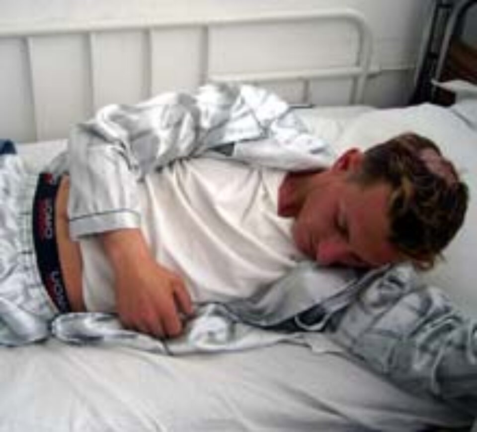 Bătuți cu bâte și amenințați cu săbii, la comanda unei tinere geloase