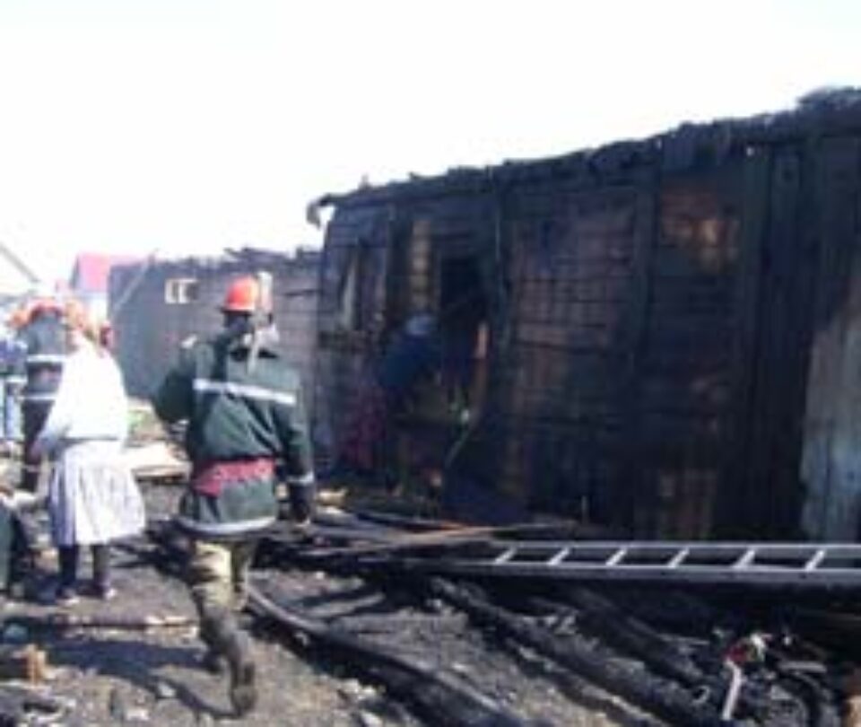 Două gospodării mistuite de flăcări și 19 copii rămași fără adăpost