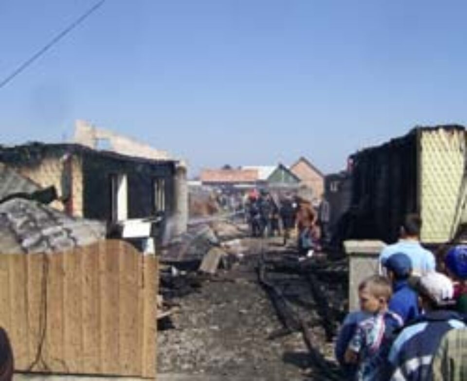 Două gospodării mistuite de flăcări și 19 copii rămași fără adăpost