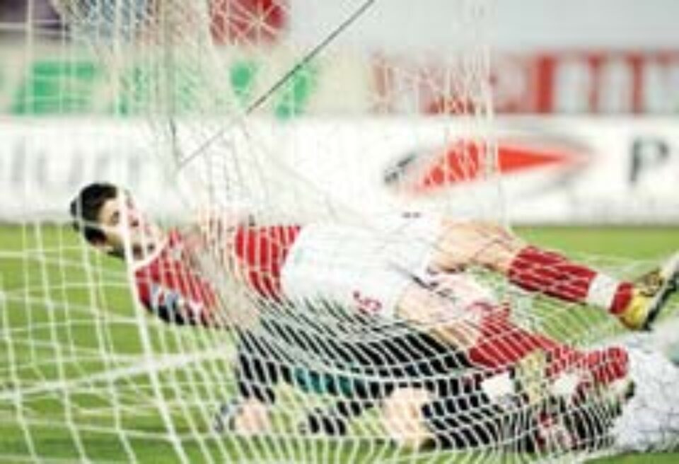 Neputinţa „câinilor”: trei oameni încearcă fără succes să evite primul gol