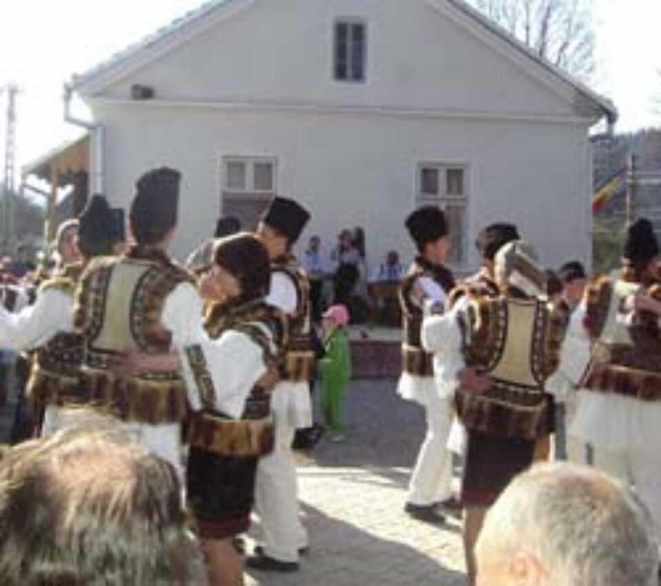 Costumele populare la mare cinste in comuna Pojorita