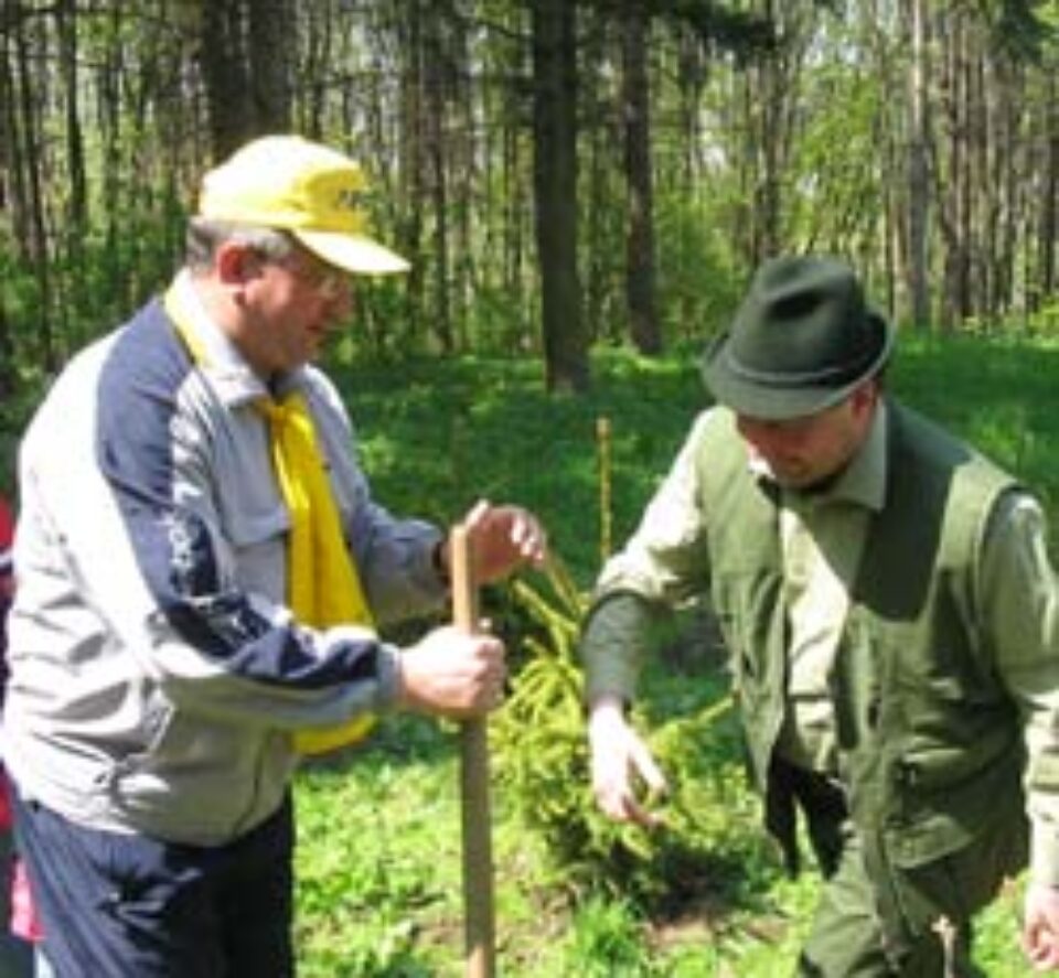 Presedintele PNL Suceava, Ion Lungu, oferindu-i sapa deputatului Dumitru Pardau